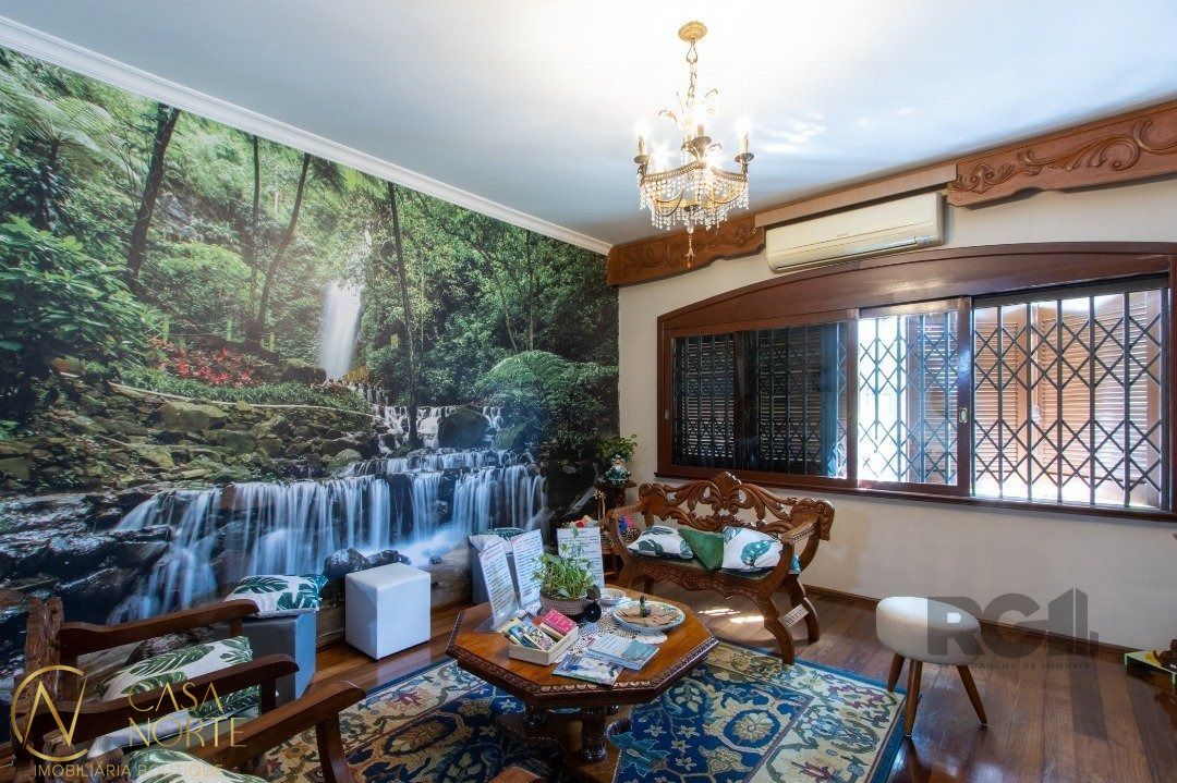 Casa à venda com 7 quartos, 448m², 3 suítes, 8 vagas, Rua Gomes Jardim no bairro Santana em Porto Alegre