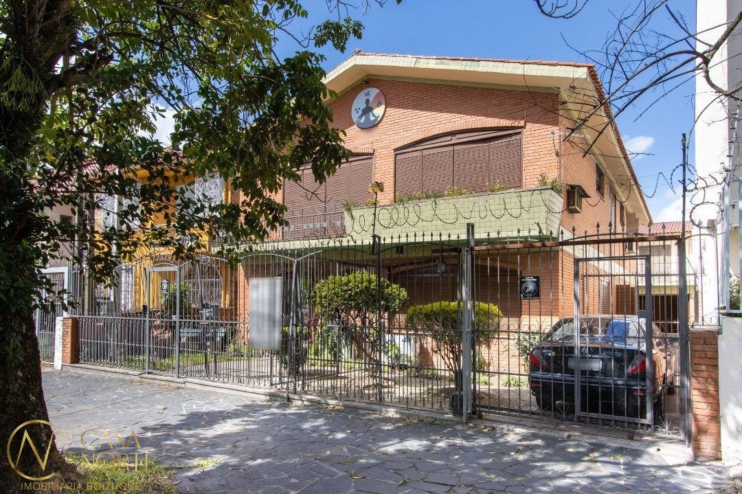 Casa à venda com 7 quartos, 448m², 3 suítes, 8 vagas, Rua Gomes Jardim no bairro Santana em Porto Alegre