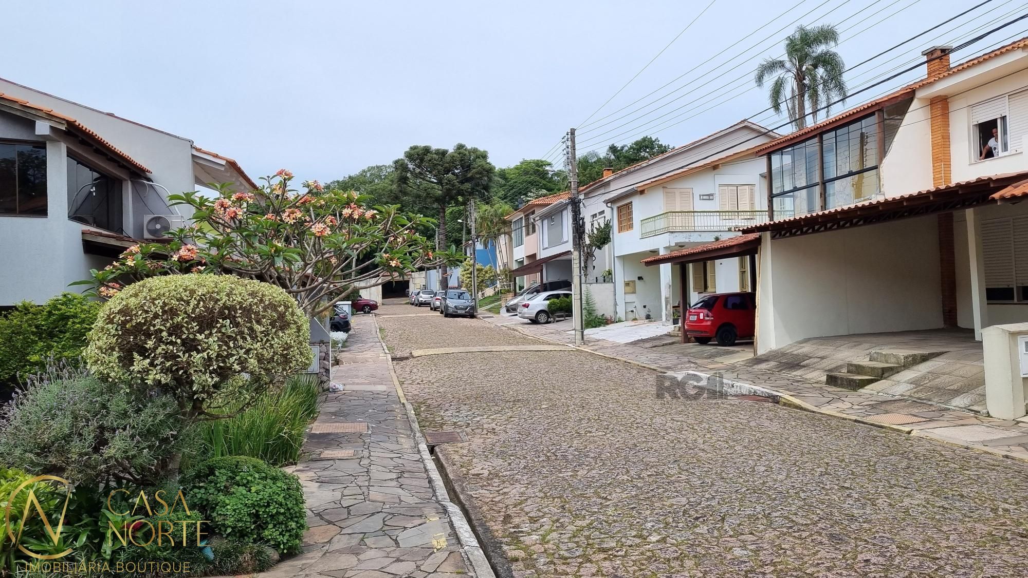 Casa de Condomínio à venda com 3 quartos, 120m², 1 suíte, 3 vagas, Rua Martim Afonso no bairro Santo Antônio em Porto Alegre