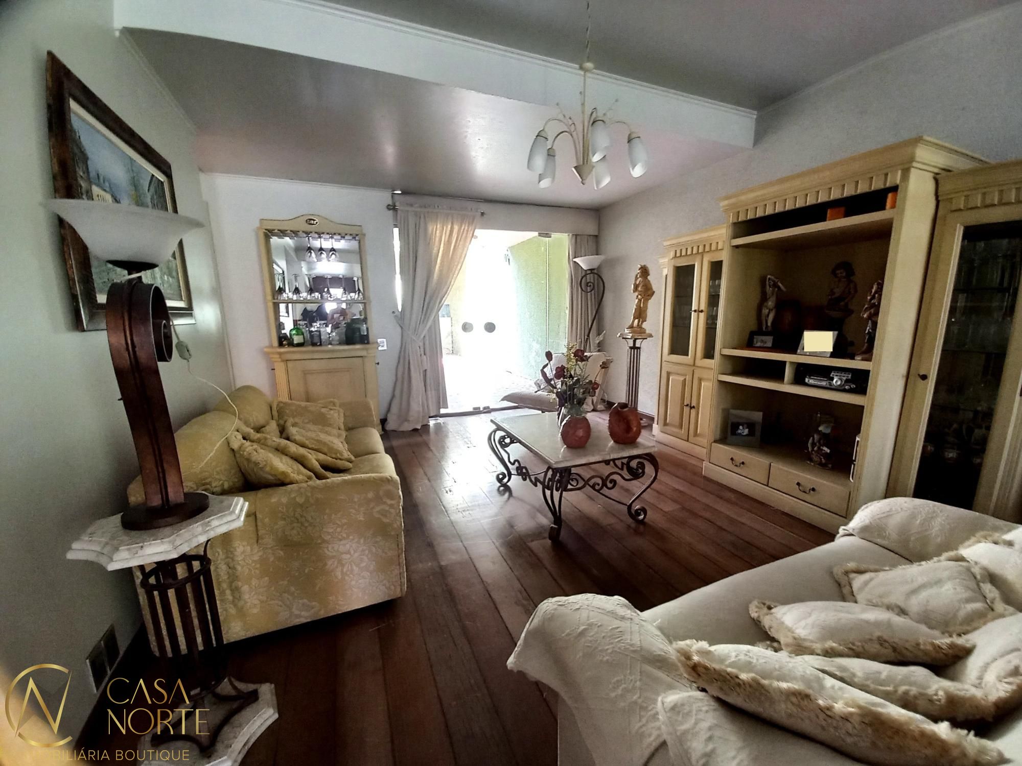 Casa à venda com 4 quartos, 300m², 1 suíte, 2 vagas, Rua Veador Porto no bairro Santana em Porto Alegre