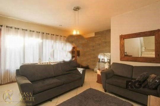 Casa à venda com 4 quartos, 260m², 1 suíte, 5 vagas, Rua José Scutari no bairro Passo da Areia em Porto Alegre