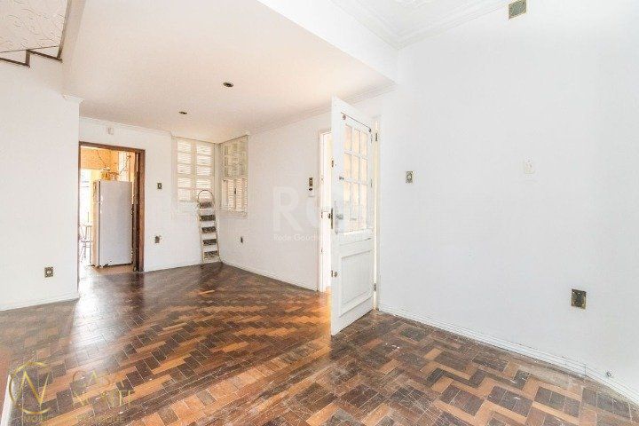 Casa à venda com 3 quartos, 240m², 1 suíte, 3 vagas, Rua Gomes Jardim no bairro Santana em Porto Alegre