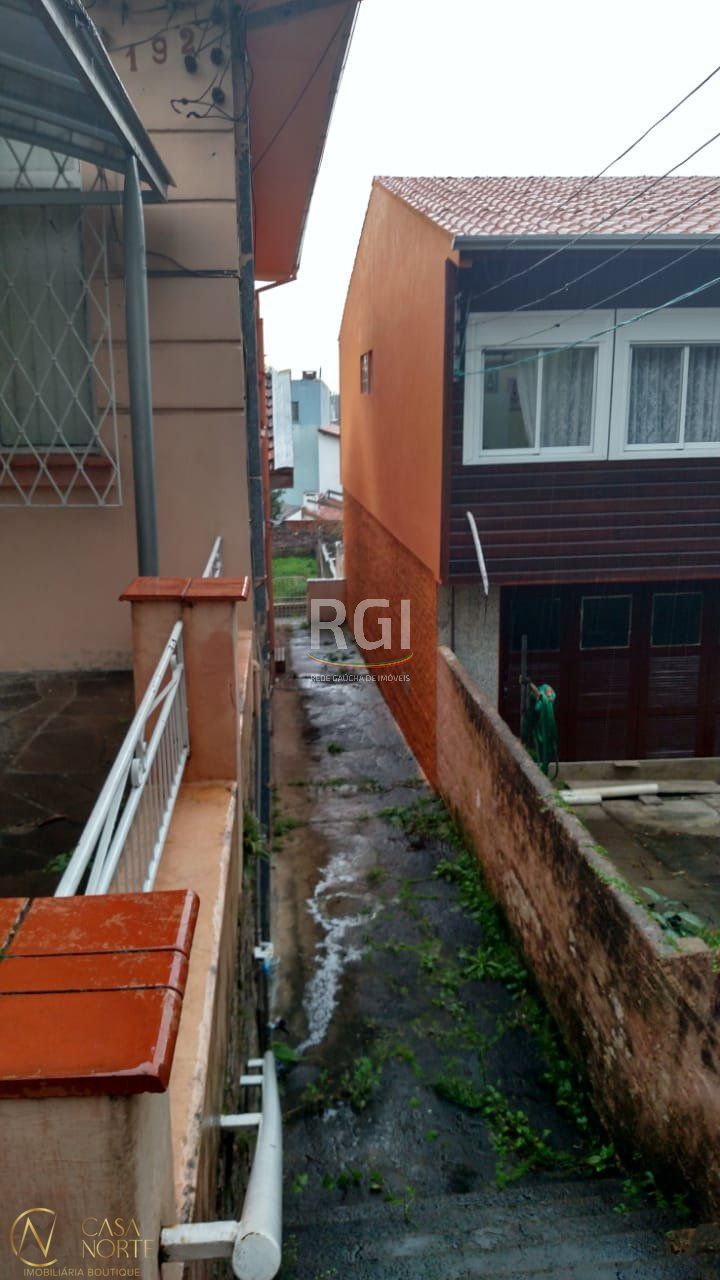 Casa à venda com 3 quartos, 140m², 3 vagas, Rua Luiz de Camoes no bairro Santo Antônio em Porto Alegre