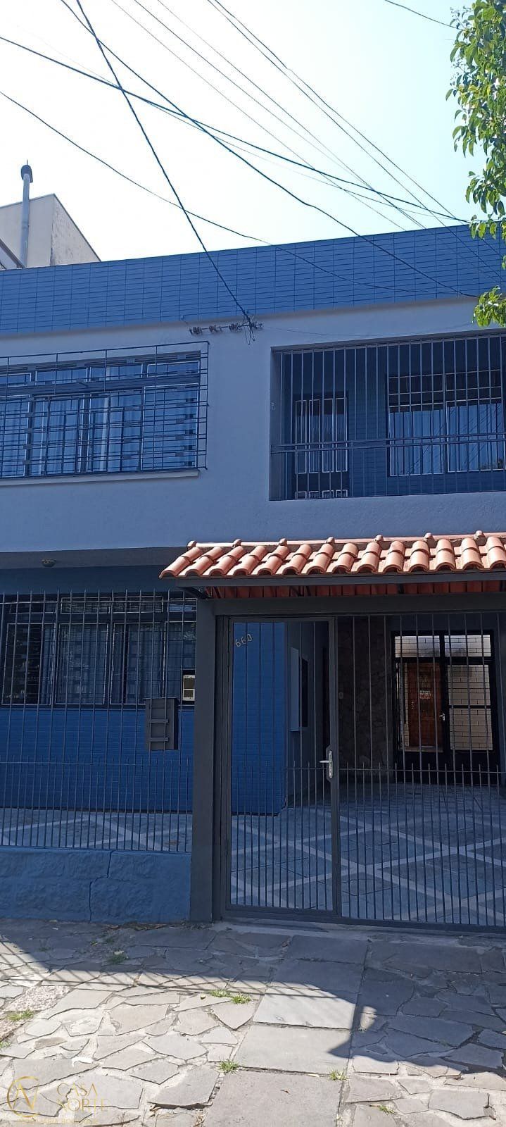 Sobrado à venda com 6 quartos, 400m², 2 suítes, 3 vagas, Rua Monsenhor Veras no bairro Santana em Porto Alegre