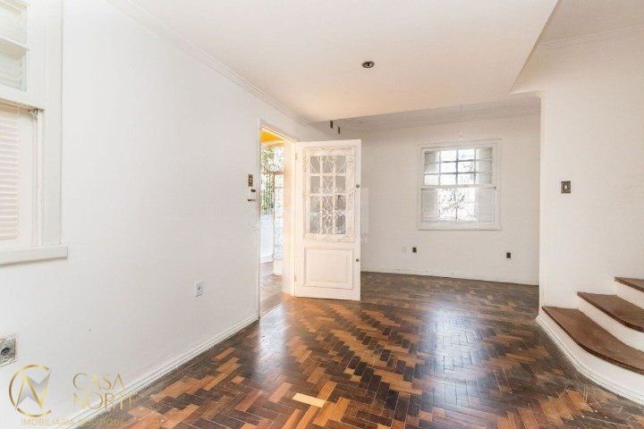 Casa à venda com 3 quartos, 240m², 1 suíte, 3 vagas, Rua Gomes Jardim no bairro Santana em Porto Alegre