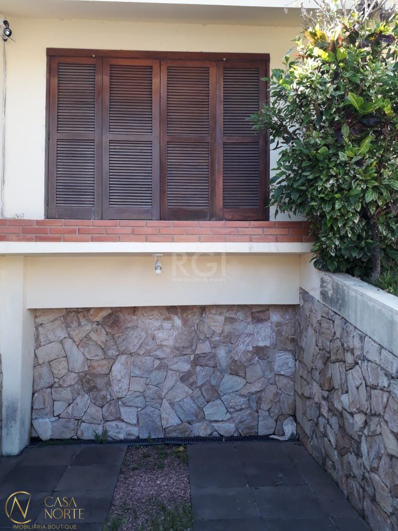 Casa à venda com 3 quartos, 184m², 1 suíte, 1 vaga, Rua Teixeira de Freitas no bairro Santo Antônio em Porto Alegre