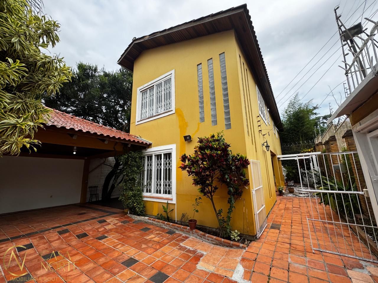 Casa à venda com 3 quartos, 188m², 3 vagas, Travessa São Damião no bairro Santa Tereza em Porto Alegre