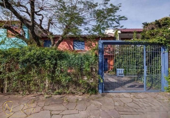 Casa à venda com 4 quartos, 312m², 2 suítes, 4 vagas, Rua Franklin no bairro Jardim Sabará em Porto Alegre