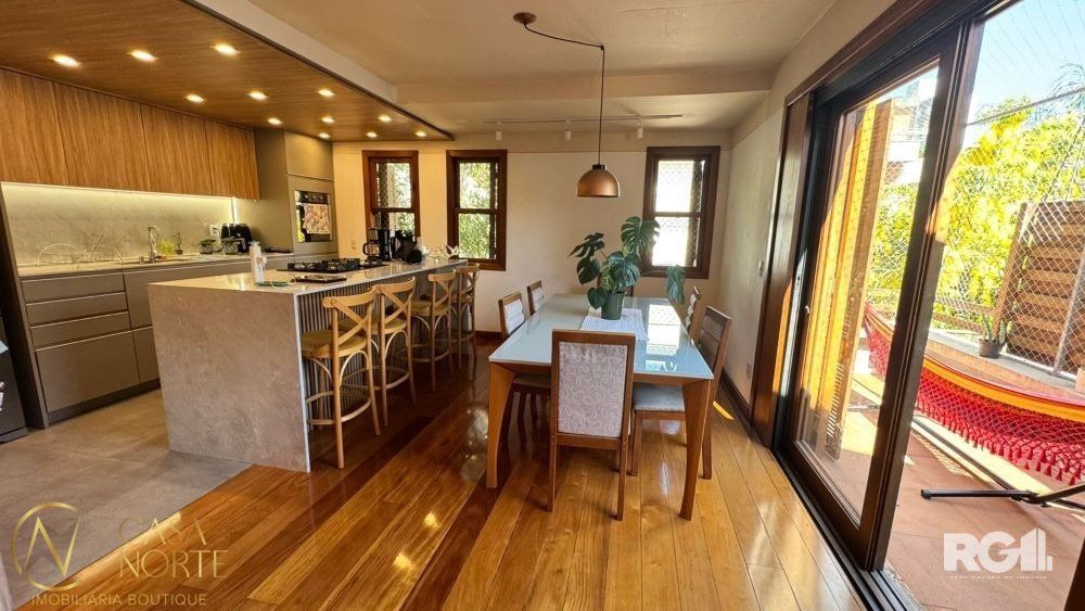 Casa à venda com 3 quartos, 292m², 3 suítes, 4 vagas, Rua Álvares Machado no bairro Petrópolis em Porto Alegre