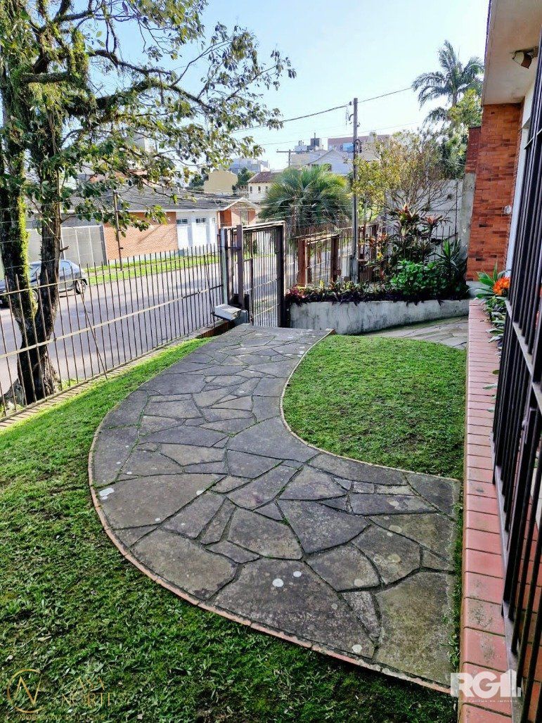 Casa à venda com 4 quartos, 179m², 1 suíte, 3 vagas, Rua Aneron Corrêa de Oliveira no bairro Jardim do Salso em Porto Alegre