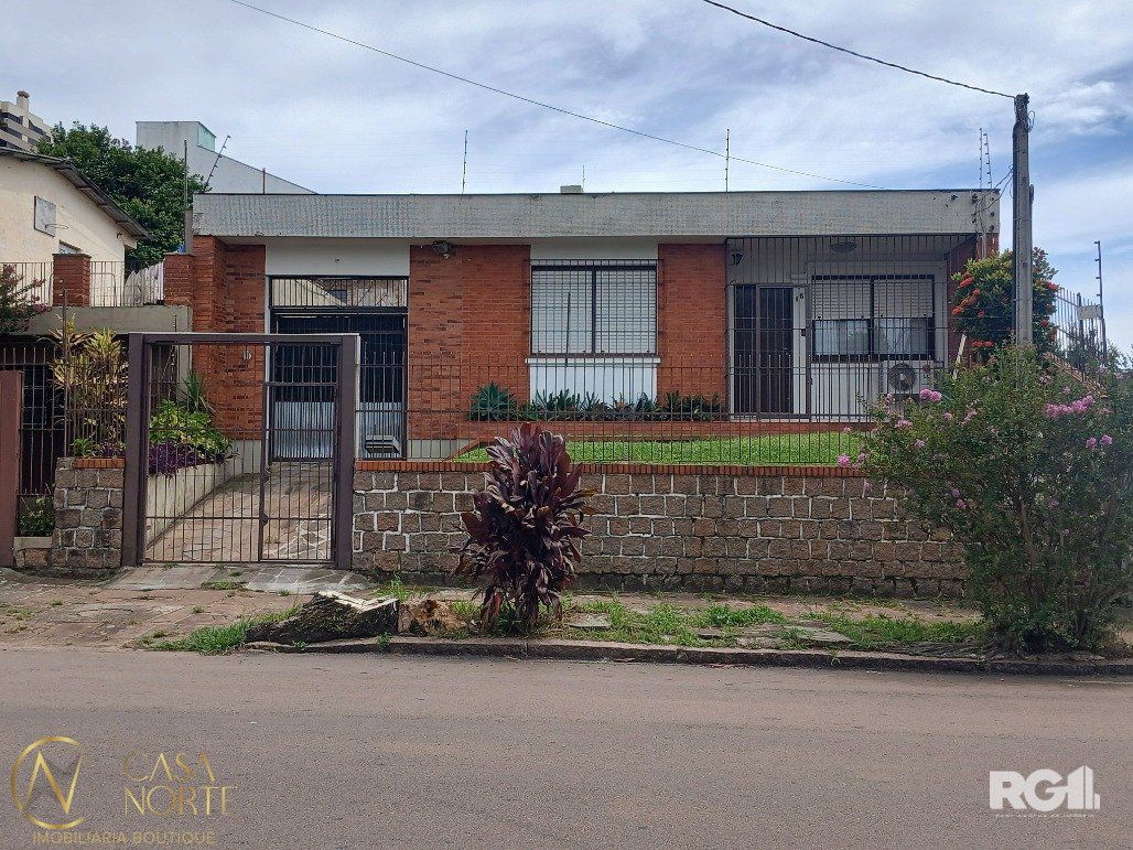 Casa à venda com 4 quartos, 179m², 1 suíte, 3 vagas, Rua Aneron Corrêa de Oliveira no bairro Jardim do Salso em Porto Alegre