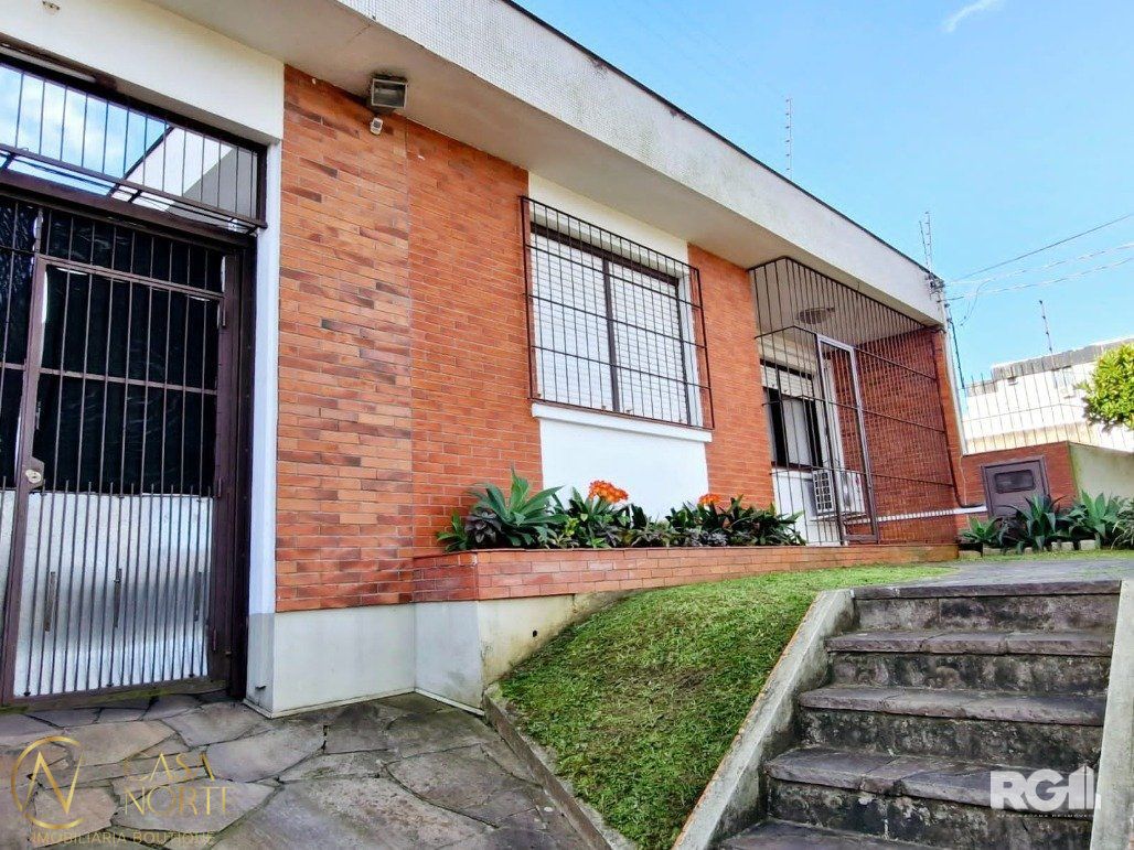 Casa à venda com 4 quartos, 179m², 1 suíte, 3 vagas, Rua Aneron Corrêa de Oliveira no bairro Jardim do Salso em Porto Alegre