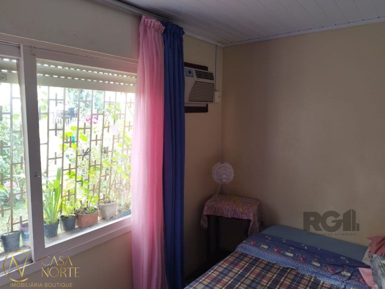 Casa à venda com 2 quartos, 53m², 2 vagas, Rua Master no bairro Rubem Berta em Porto Alegre