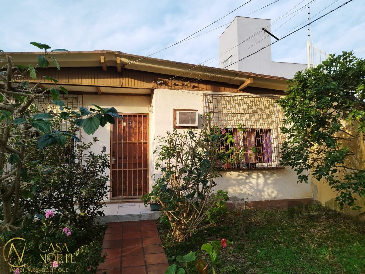Casa à venda com 2 quartos, 53m², 2 vagas, Rua Master no bairro Rubem Berta em Porto Alegre