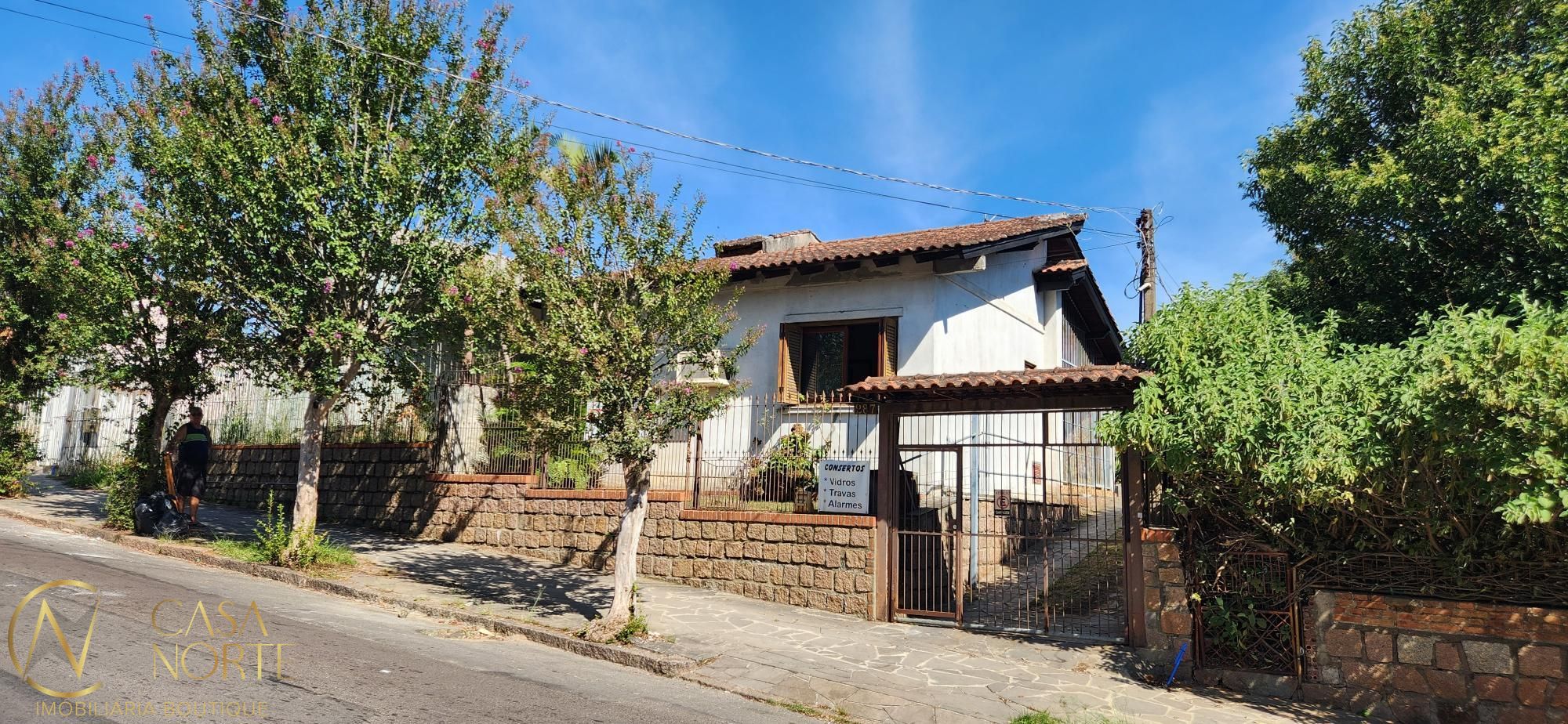 Casa à venda com 3 quartos, 156m², 1 suíte, 4 vagas, Rua Atílio Supertti no bairro Vila Nova em Porto Alegre