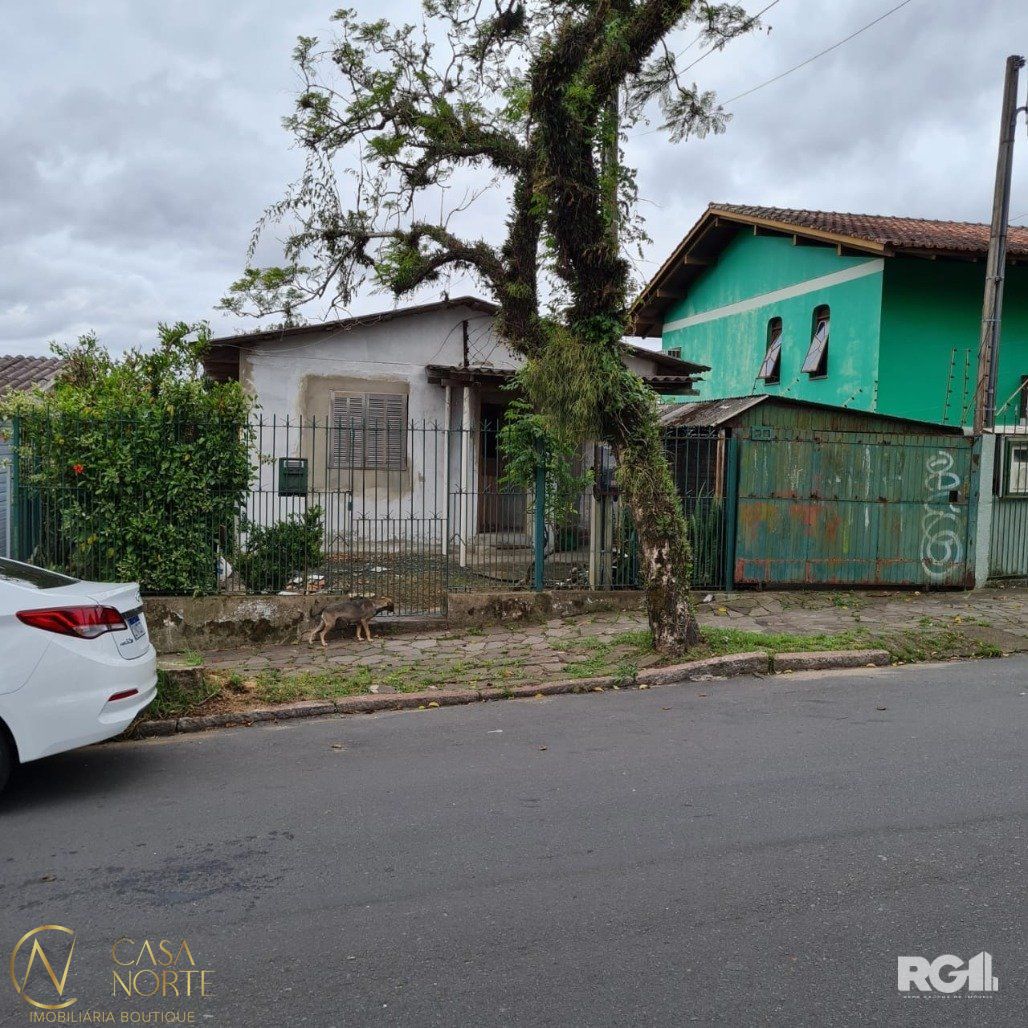Casa à venda com 3 quartos, 105m², 1 vaga, Avenida Luiz Moschetti no bairro Vila João Pessoa em Porto Alegre