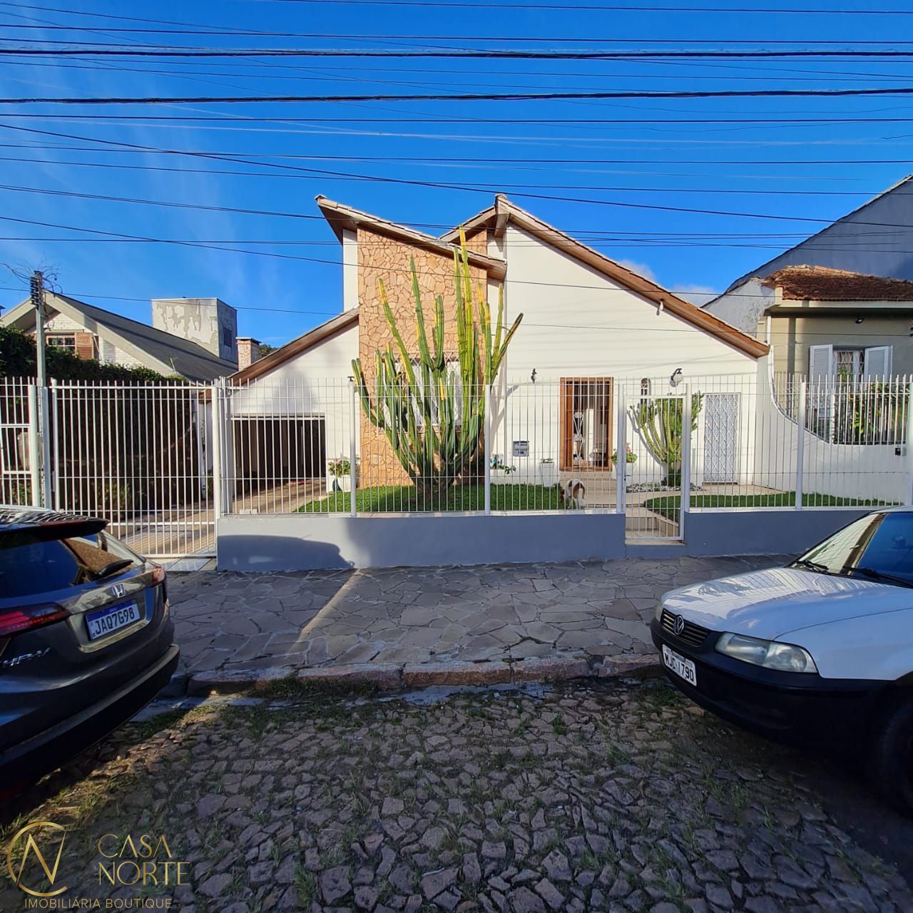 Casa à venda com 6 quartos, 291m², 1 suíte, 2 vagas, Rua Paissandu no bairro Partenon em Porto Alegre