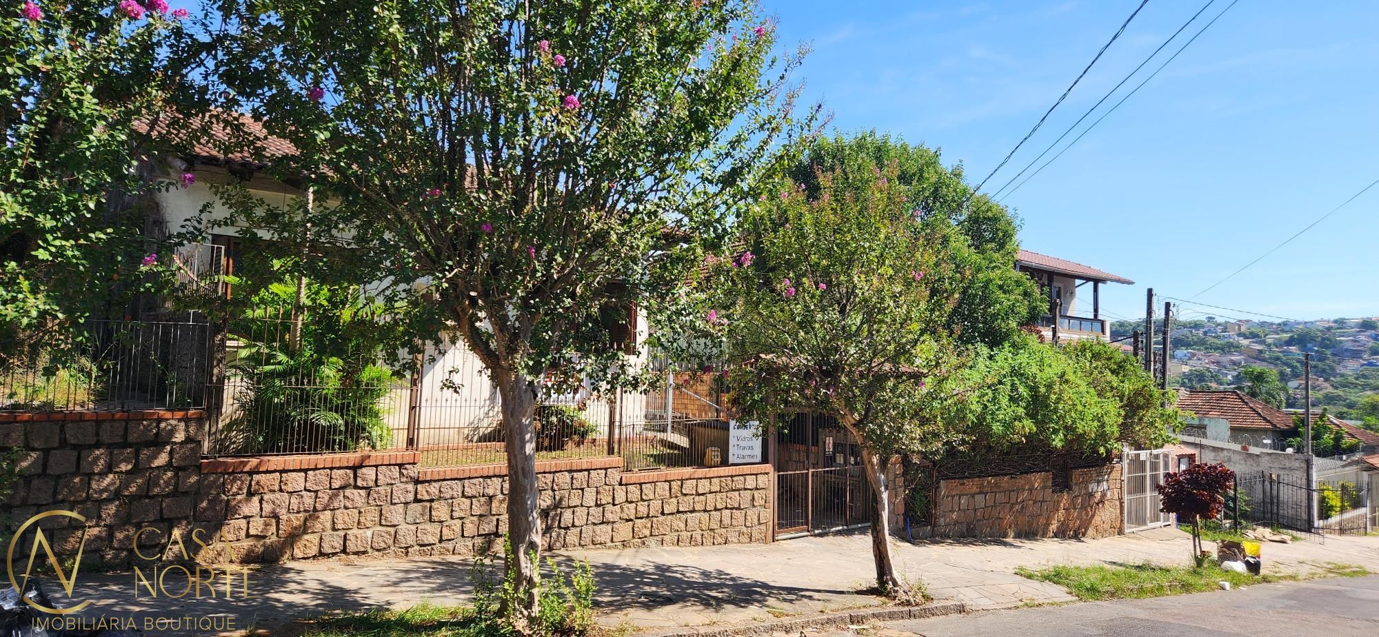 Casa à venda com 3 quartos, 156m², 1 suíte, 4 vagas, Rua Atílio Supertti no bairro Vila Nova em Porto Alegre