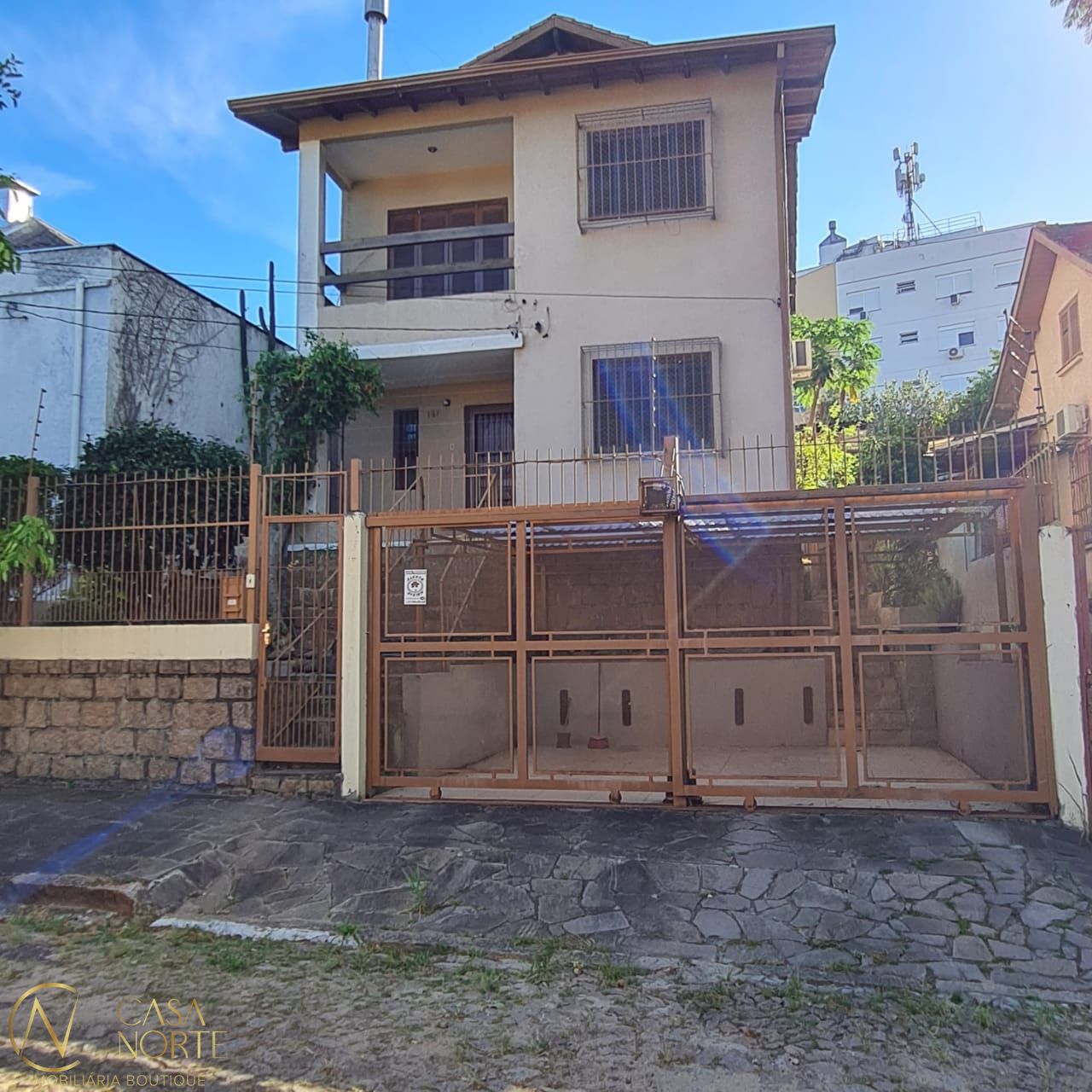 Casa à venda com 4 quartos, 324m², 1 suíte, 2 vagas, Rua Cezimbra Jaques no bairro Medianeira em Porto Alegre