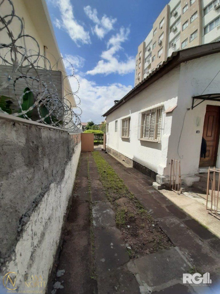 Terreno à venda  com 471m², Rua Veríssimo Rosa - Até 499/500 no bairro Partenon em Porto Alegre