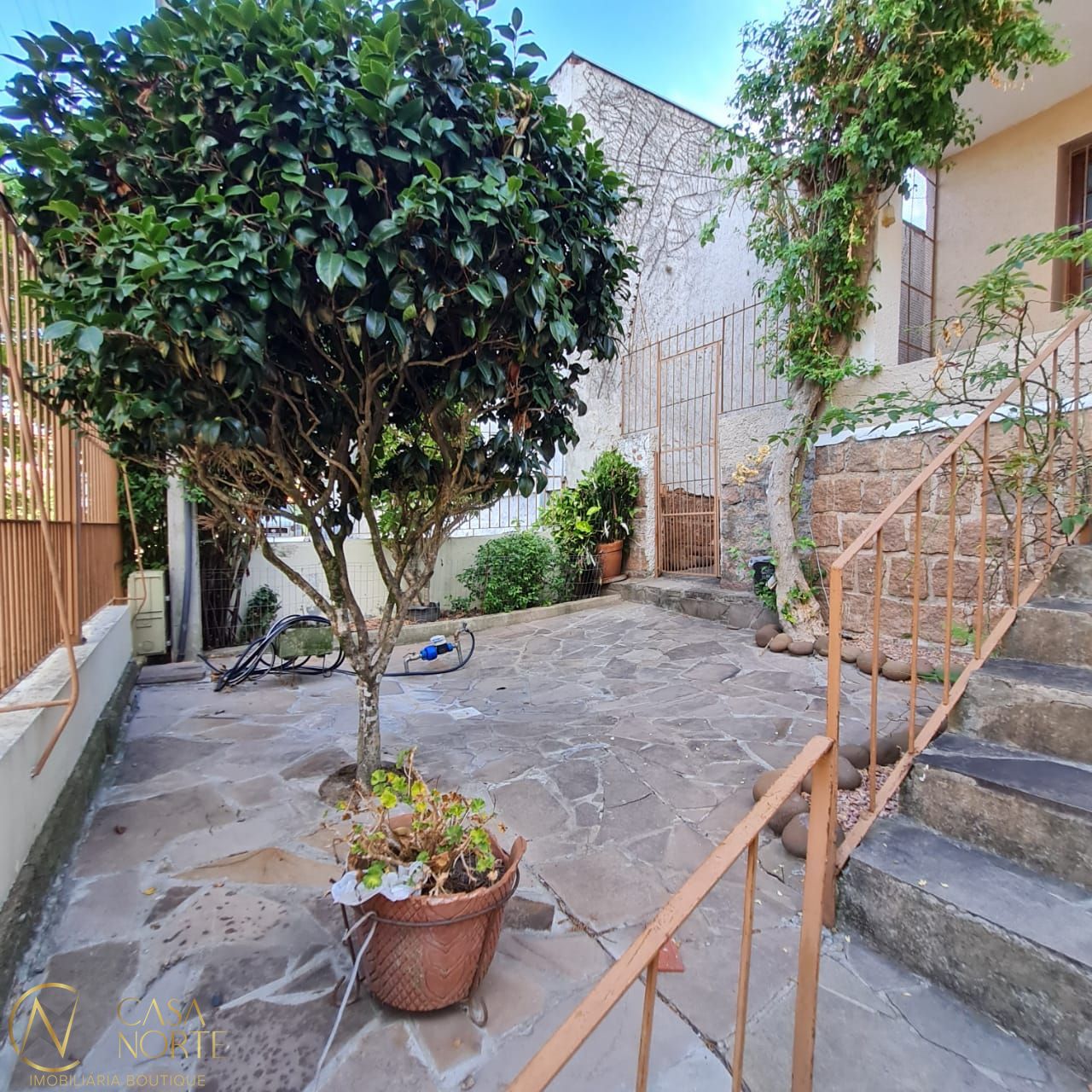 Casa à venda com 4 quartos, 324m², 1 suíte, 2 vagas, Rua Cezimbra Jaques no bairro Medianeira em Porto Alegre