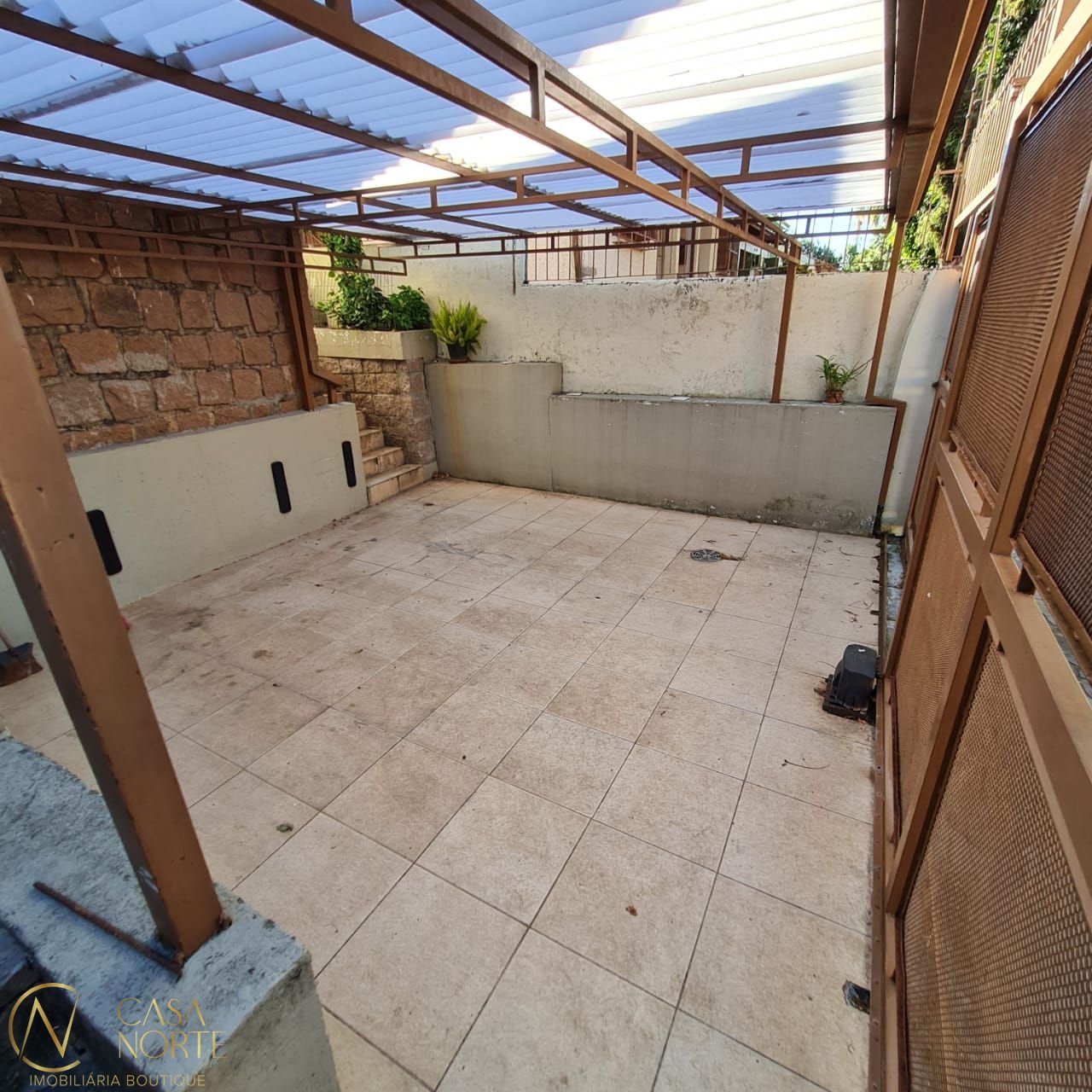 Casa à venda com 4 quartos, 324m², 1 suíte, 2 vagas, Rua Cezimbra Jaques no bairro Medianeira em Porto Alegre
