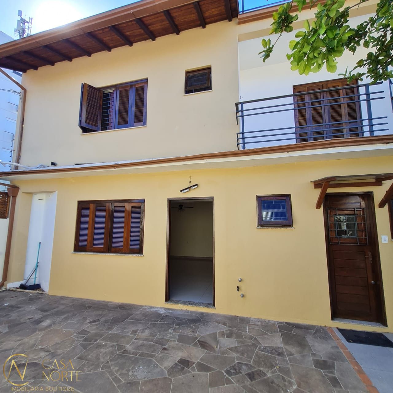 Sobrado à venda com 1 quarto, 173m², 1 suíte, 2 vagas, Rua Lindolfo Color no bairro Medianeira em Porto Alegre
