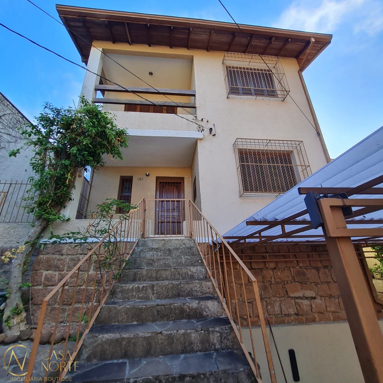 Casa à venda com 4 quartos, 324m², 1 suíte, 2 vagas, Rua Cezimbra Jaques no bairro Medianeira em Porto Alegre