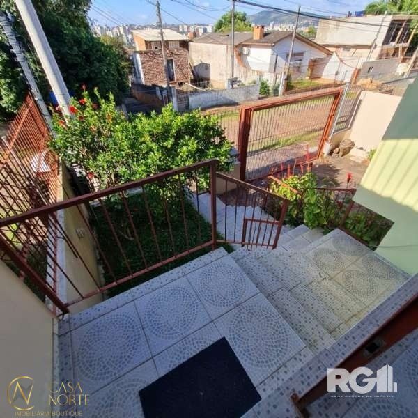 Casa à venda com 4 quartos, 197m², 1 suíte, 2 vagas, Rua Damasceno Vieira no bairro Partenon em Porto Alegre