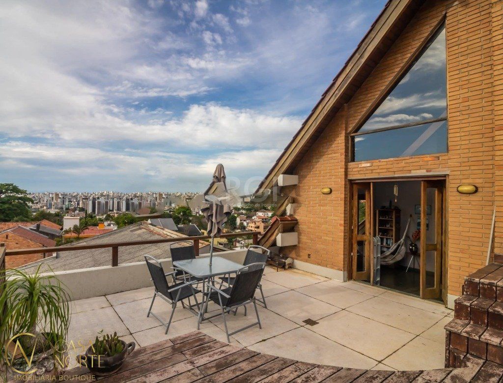 Casa de Condomínio à venda com 3 quartos, 381m², 1 suíte, 2 vagas, Rua Silveiro no bairro Menino Deus em Porto Alegre