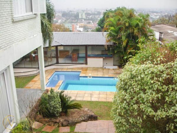 Casa à venda com 5 quartos, 560m², 4 suítes, 2 vagas, Rua Souza Lobo no bairro Vila Jardim em Porto Alegre