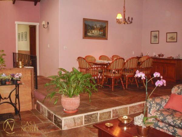 Casa à venda com 5 quartos, 560m², 4 suítes, 2 vagas, Rua Souza Lobo no bairro Vila Jardim em Porto Alegre