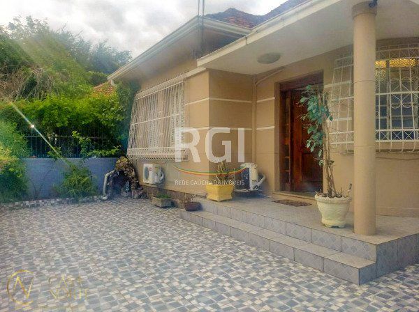 Casa à venda com 3 quartos, 119m², 1 suíte, 2 vagas, Rua Afonso Pena no bairro Azenha em Porto Alegre