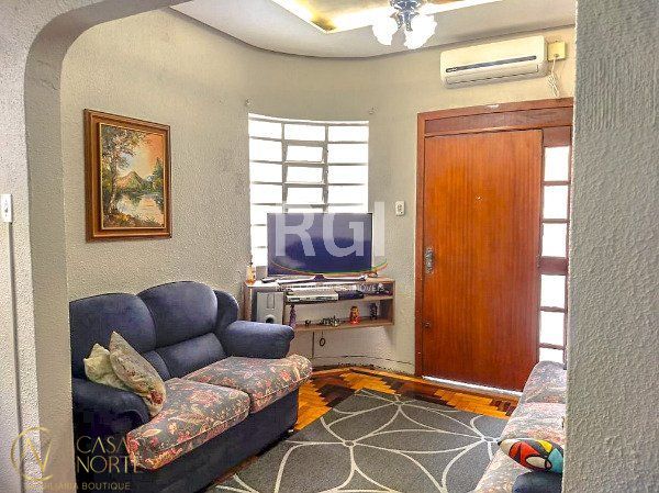 Casa à venda com 3 quartos, 119m², 1 suíte, 2 vagas, Rua Afonso Pena no bairro Azenha em Porto Alegre
