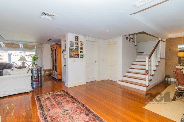 Casa à venda com 3 quartos, 395m², 3 suítes, 3 vagas, Rua Gustavo Schmidt no bairro Três Figueiras em Porto Alegre