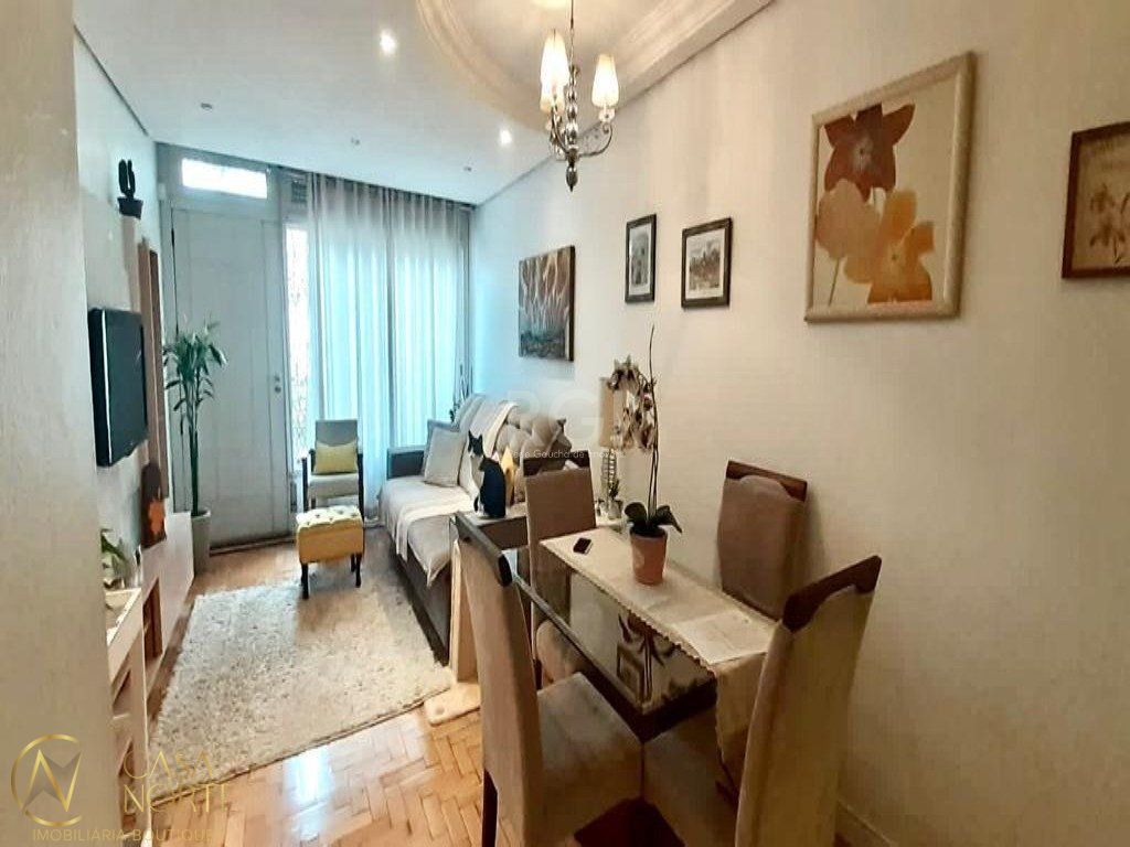 Casa à venda com 2 quartos, 102m², 1 suíte, 2 vagas, Rua Padre Hildebrando no bairro Santa Maria Goretti em Porto Alegre