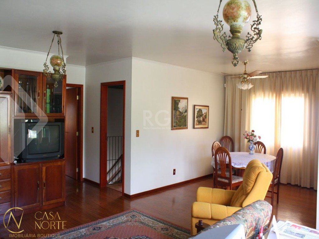 Casa à venda com 5 quartos, 246m², 1 suíte, 4 vagas, Avenida Mauricio Seligman no bairro Rubem Berta em Porto Alegre