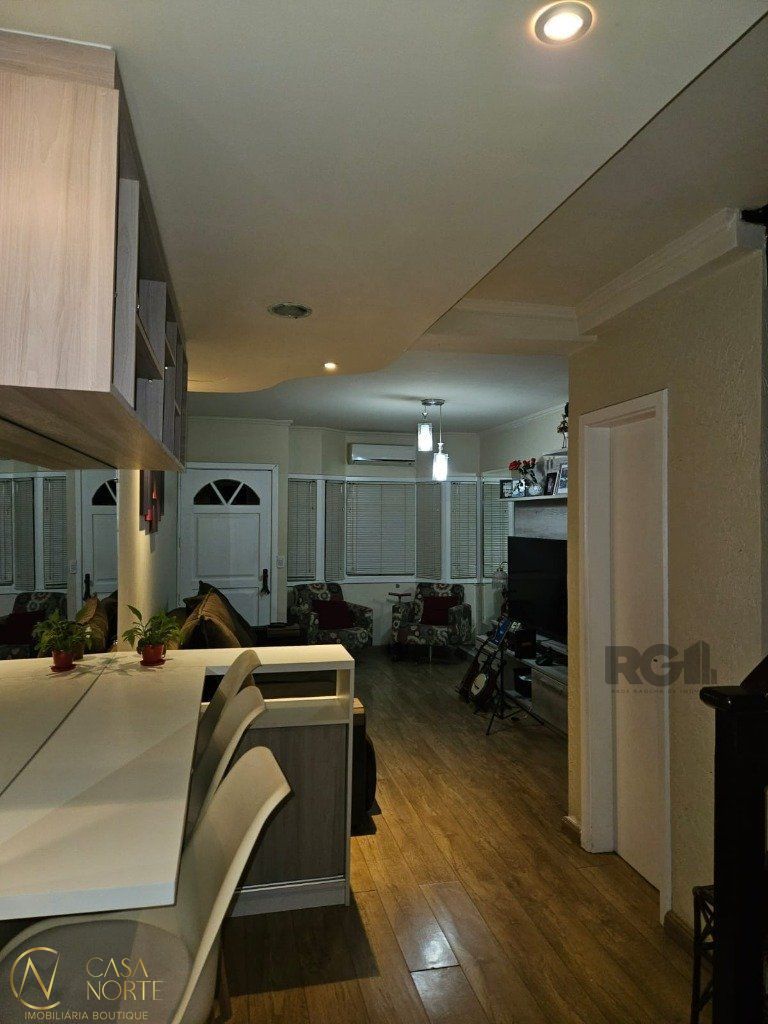 Casa à venda com 2 quartos, 106m², 1 suíte, 2 vagas, Rua Alfredo Miranda Obino no bairro Jardim Itu em Porto Alegre