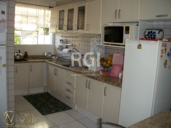 Casa à venda com 3 quartos, 185m², 3 vagas, Rua Guaracapa no bairro Santa Maria Goretti em Porto Alegre