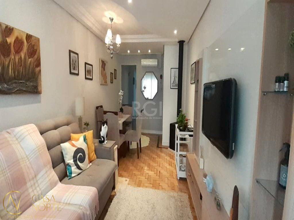 Casa à venda com 2 quartos, 102m², 1 suíte, 2 vagas, Rua Padre Hildebrando no bairro Santa Maria Goretti em Porto Alegre