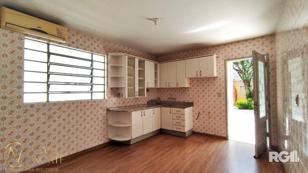 Casa à venda com 3 quartos, 160m², 5 vagas, Rua Engenheiro Ubatuba de Faria no bairro Sarandi em Porto Alegre