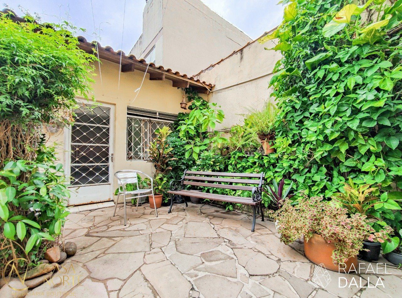 Casa à venda com 3 quartos, 372m², 3 suítes, 2 vagas, Rua São Francisco no bairro Santana em Porto Alegre