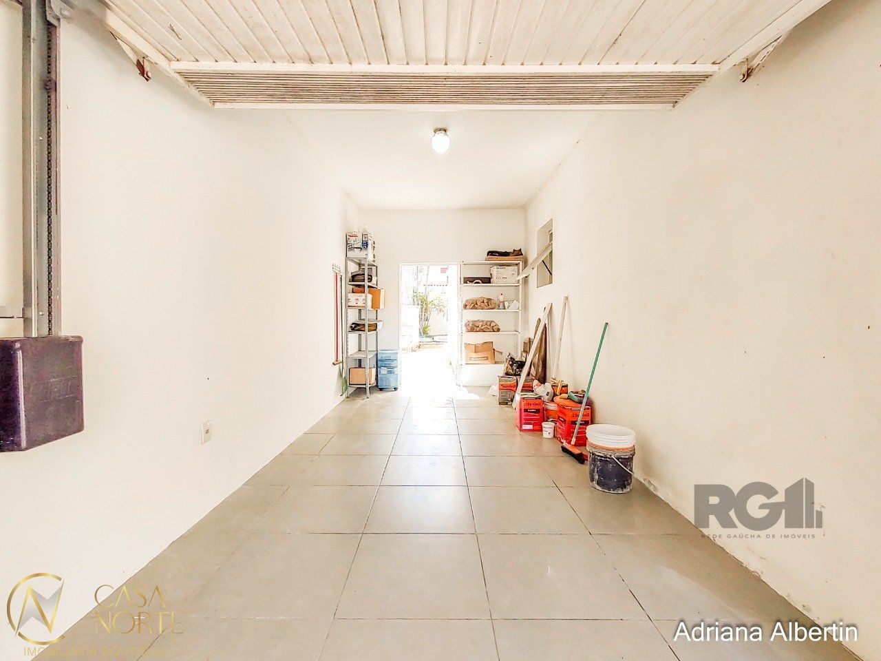 Casa à venda com 3 quartos, 221m², 1 suíte, 5 vagas, Rua dos Guenoas no bairro Guarujá em Porto Alegre