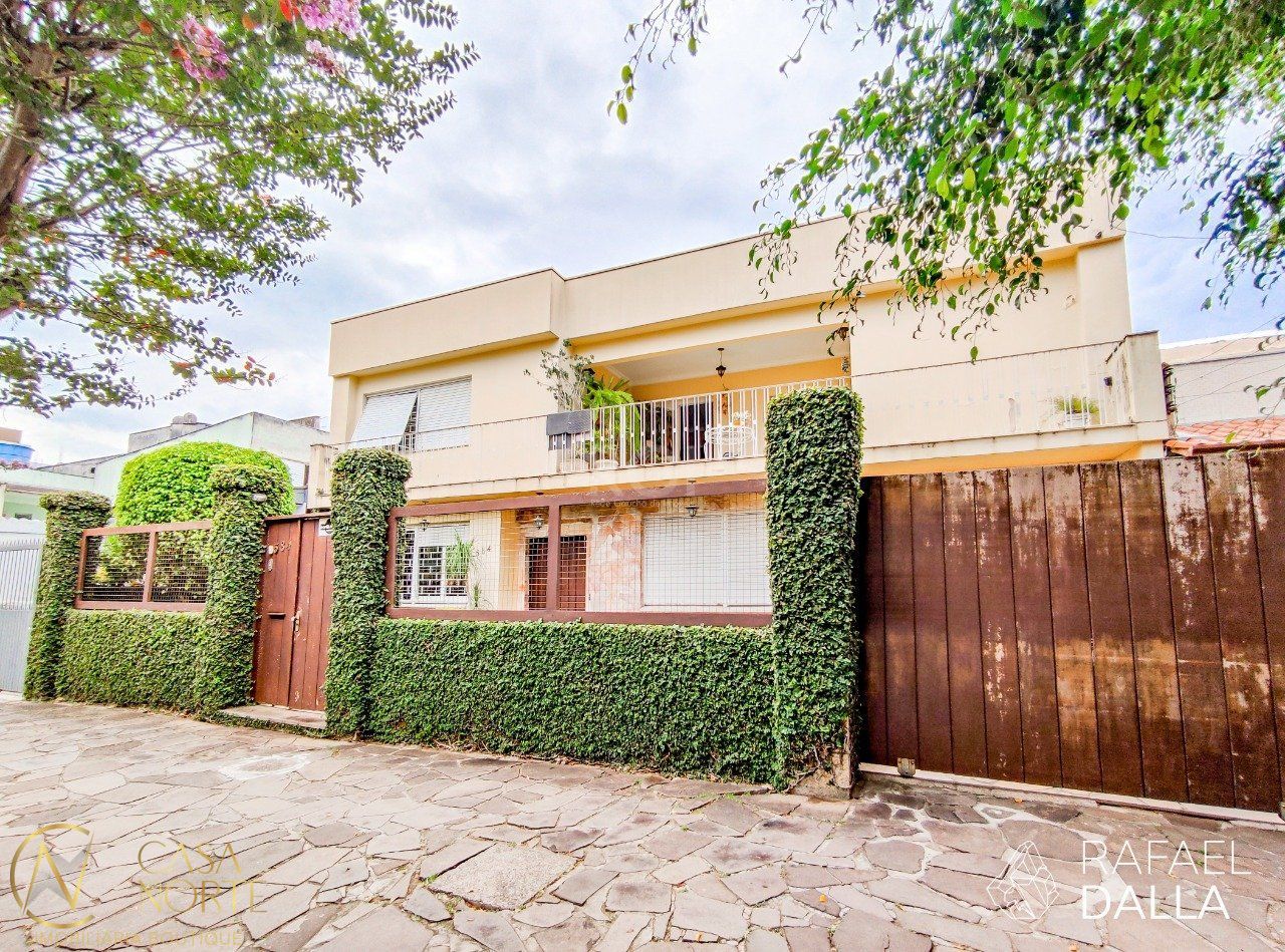 Casa à venda com 3 quartos, 372m², 3 suítes, 2 vagas, Rua São Francisco no bairro Santana em Porto Alegre