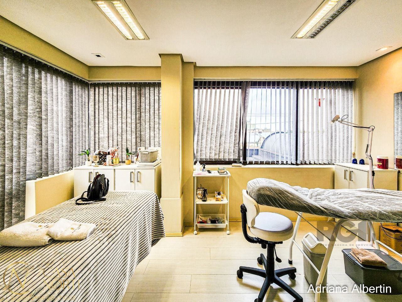 Sala Comercial à venda , 36m², Avenida Cristóvão Colombo no bairro Moinhos de Vento em Porto Alegre