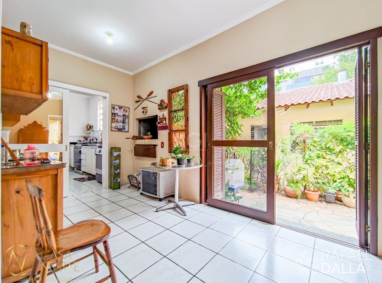 Casa à venda com 3 quartos, 372m², 3 suítes, 2 vagas, Rua São Francisco no bairro Santana em Porto Alegre