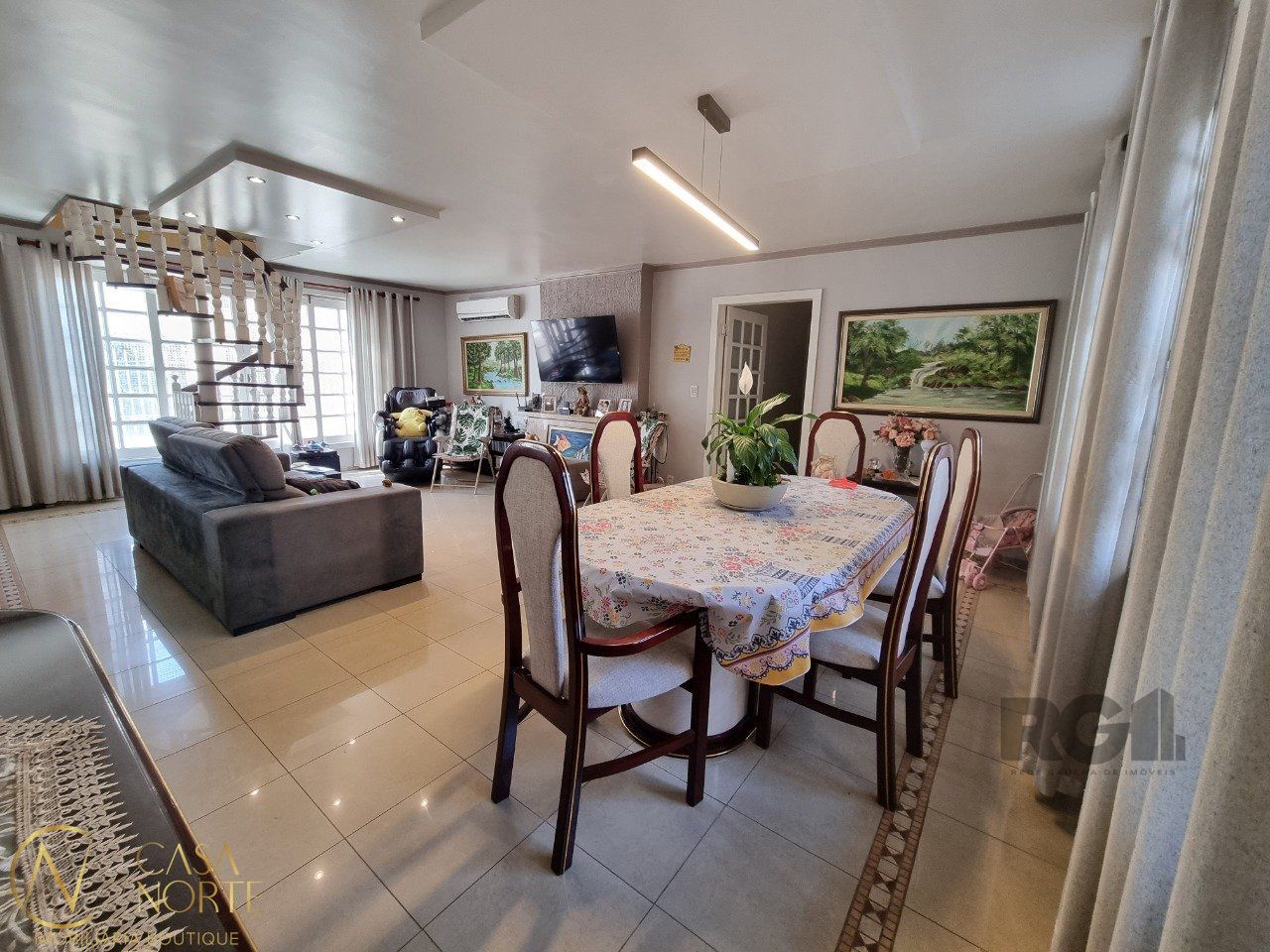 Casa à venda com 4 quartos, 257m², 2 suítes, 4 vagas, Rua Professor Abílio Azambuja no bairro Jardim do Salso em Porto Alegre