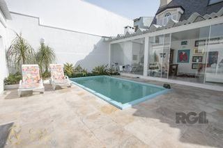 Casa à venda com 3 quartos, 184m², 1 suíte, 2 vagas, Rua Gustavo Schmidt no bairro Três Figueiras em Porto Alegre