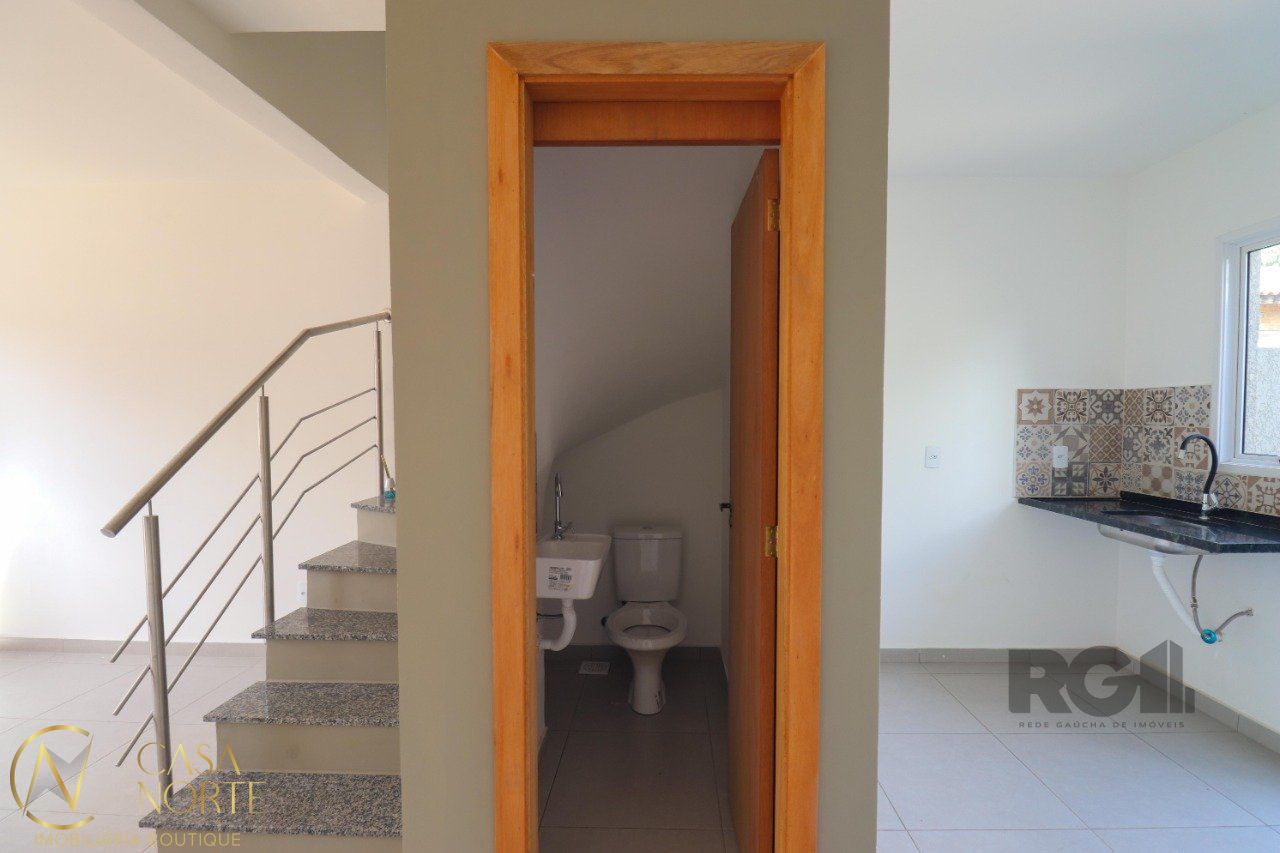 Casa de Condomínio à venda com 2 quartos, 56m², 1 vaga, Rua Miguel Ascoleze no bairro Vila Nova em Porto Alegre