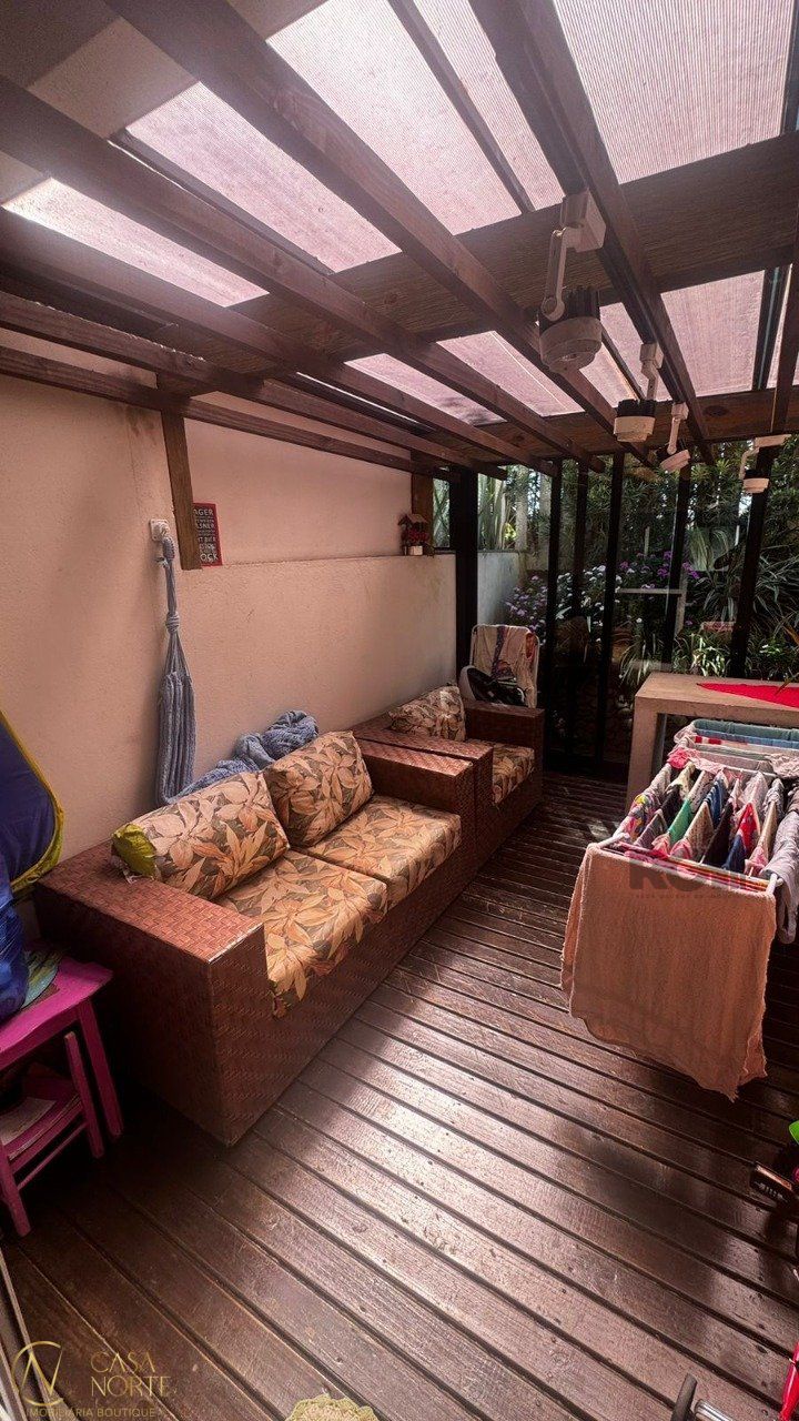 Casa de Condomínio à venda com 3 quartos, 147m², 1 suíte, 2 vagas, Rua Alberto Jerônimo Guerra no bairro Mário Quintana em Porto Alegre